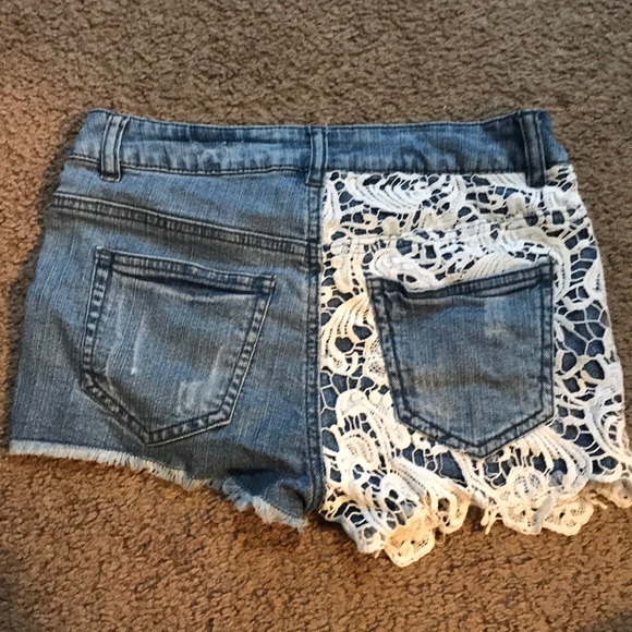 Jean Shorts with lace detail - Picture 2 of 2